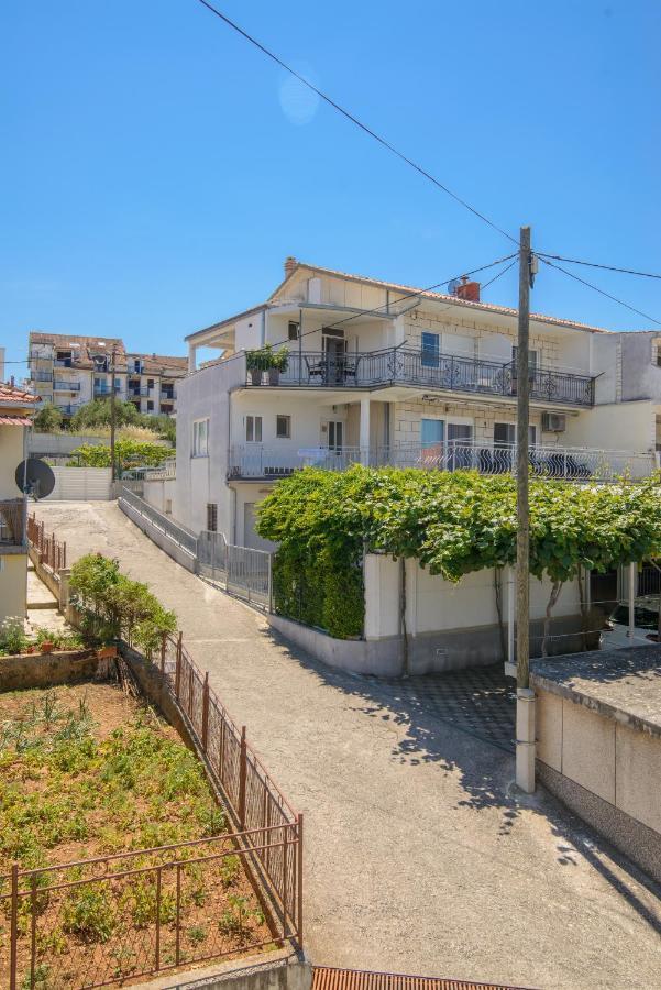 Apartments Tonka Trogir Bagian luar foto